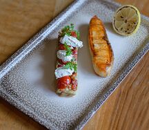 Стейк лосося с летними овощами и сырными кнелями