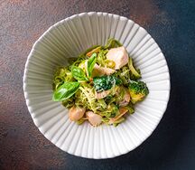 Тальятелле со шпинатом, брокколи и лососем