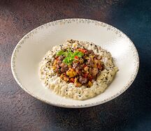 Вырезка ягненка с овощами и орехами