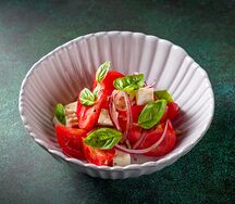 Салат из узбекских помидор с имеретинским сыром и базиликом