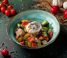 Салат из свежих овощей с тунцом и яйцом пашот