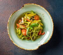 Фетучини с овощами, соусом песто и сыром пармезан