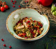 Салат с запеченными овощами и куриной грудкой в пряном соусе 