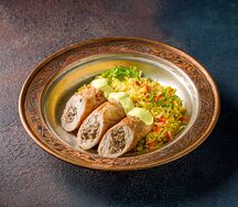 Куриный рулет с сыром и овощами с шафрановым рисом