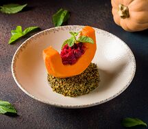 Запеченная тыква с пастой из горной зелени