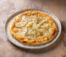 Хачапури Дюшес с сыром дорблю и грушей