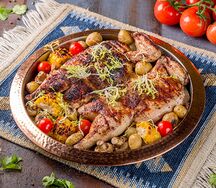 Маринованная курочка в соусе из красных слив 