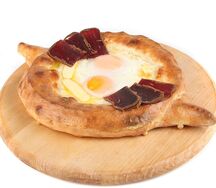 Аджарский хачапури с бастурмой