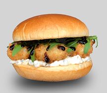 Бургер с креветками и рукколой