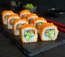Ролл Калифорния с лососем