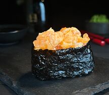 Гункан с лососем