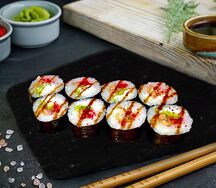 Ролл с чёрным лососем