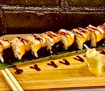 Ролл с лососем и авокадо