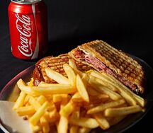 Сэндвич Миксто, картофель фри и Кока-Кола