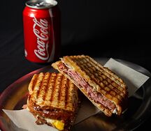 Пикантный сэндвич Руди, картофель фри и Кока-Кола