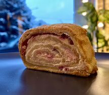 Штрудель с кремом и брусникой
