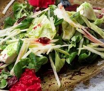 Салат с козьим сыром, тархуном и рукколой