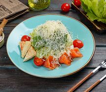 Салат Цезарь с семгой