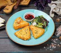 Жареный сулугуни с кизиловым вареньем