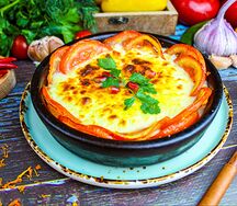 Сыр сулугуни, жаренный с помидорами