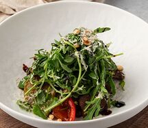 Салат с рукколой и индейкой на мангале 