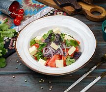 Салат с брынзой и помидорами