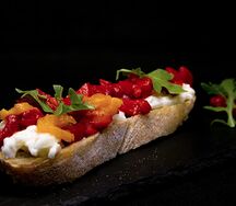 Со страчателлой, томатами и печеным перцем