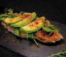 С лососем, творожным сыром, вялеными томатами и соусом Цитронет