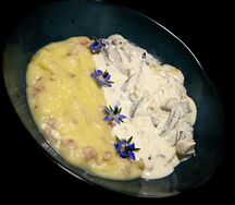 Бефстроганов из языка с грибами в сливочно-перечном соусе и мятым картофелем с беконом