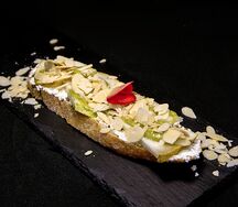 С грушей, рикоттой под фисташковым муссом и лепестками миндаля