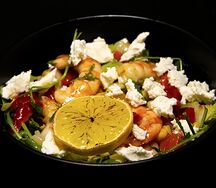 С печеным перцем, кукурузой, аргентинскими креветками и сыром фета, под соусом медовый чили