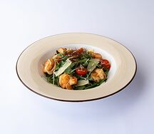 Салат с креветками и рукколой