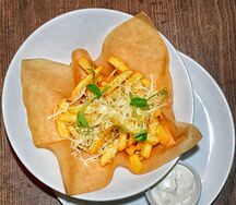 Картофель фри с трюфельным маслом и пармезаном