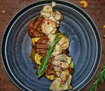 Медальоны из говядины с овощами и грибным соусом