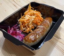 Колбаска гриль с Коул Слоу и маринованным луком