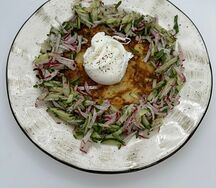Картофельный драник с яйцом-пашот и весенним салатом