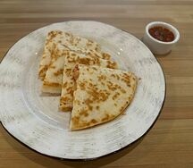 Кесадилья с курицей, сыром и картофелем