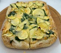 Пицца с кабачками и шпинатом