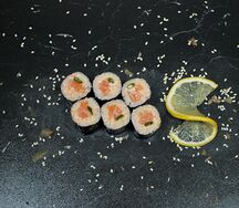 Ролл со спайси-лососем