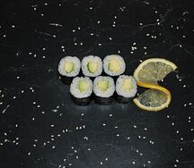 Ролл с авокадо