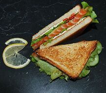 Сэндвич с копченым лососем