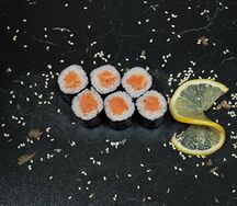 Ролл с копченым лососем