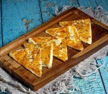 Халуми с брусничным соусом