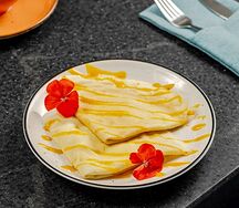 Блины с манго и творожным кремом