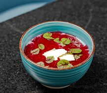 Каша рисовая с малиновым соусом и манго