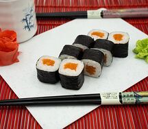 Мини ролл с лососем