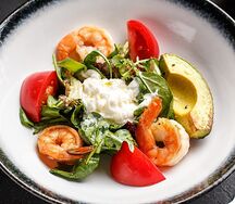 Салат с сыром страчателла, креветками и авокадо