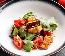 Салат с хрустящим баклажаном с томатами