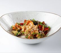 Рис с курицей, креветкой и овощами