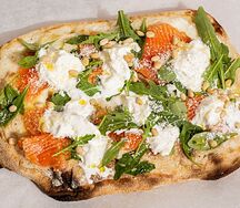 Лосось, руккола, страчателла